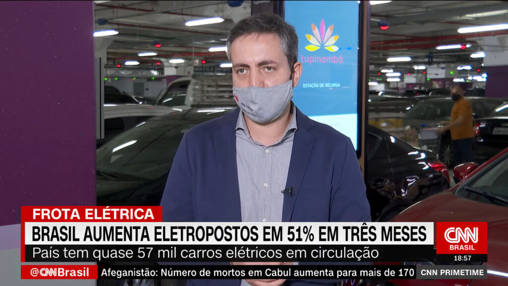 Fotografia colorida mostra CEO da Tupinambá Energia em entrevista para a CNN Brasil.