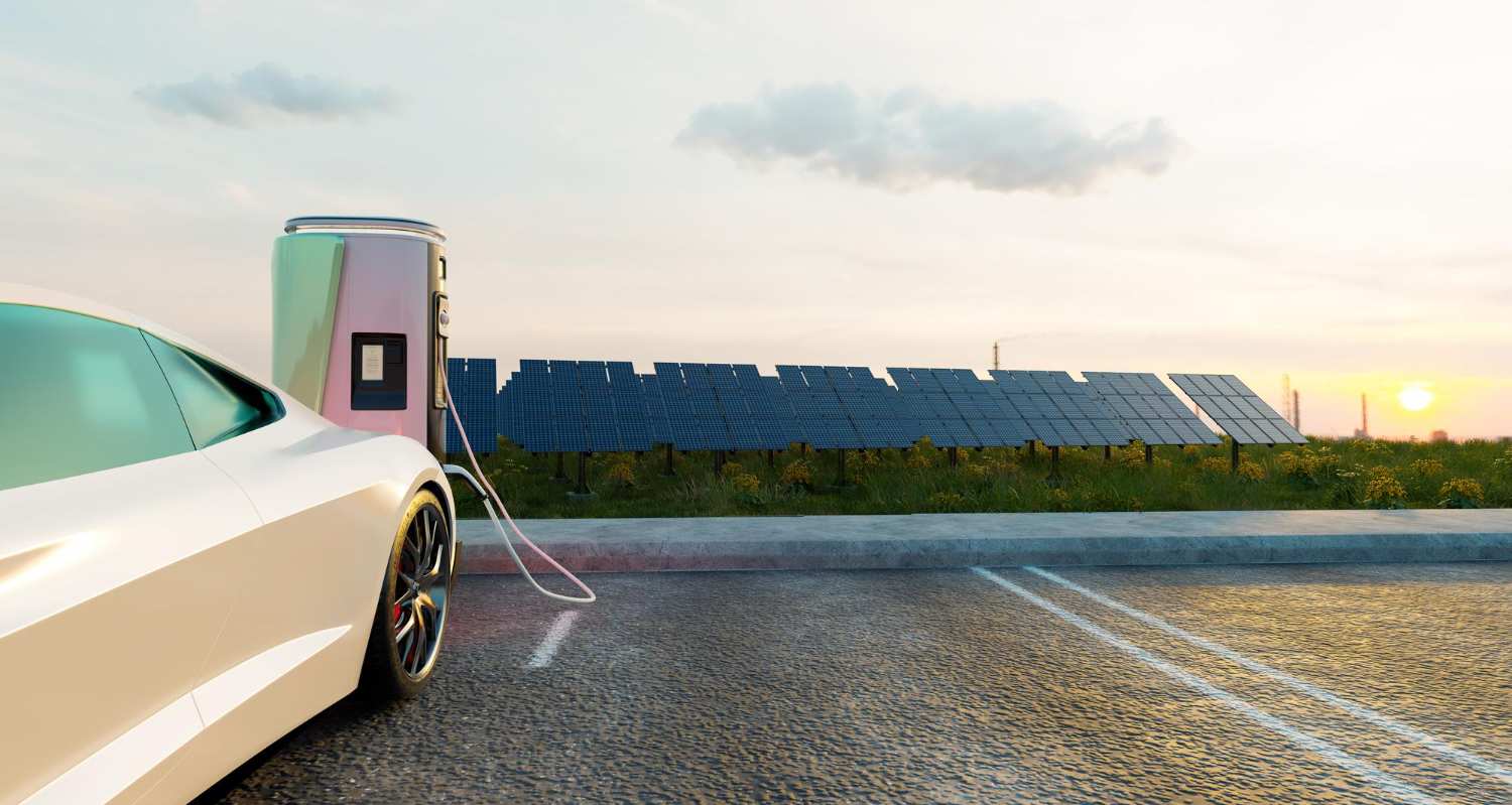 Foto de painéis solares atras de carro elétrico.